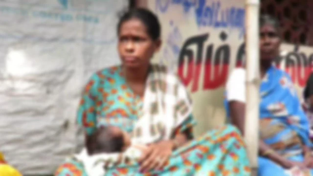கைக்குழந்தையுடன் மாற்றுத்திறனாளி பெண்