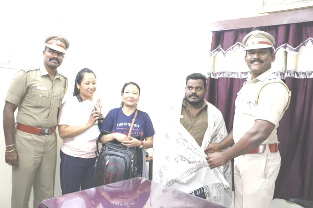 ஆட்டோ ஓட்டுநரைக் கௌரவப்படுத்திய காவல்துறையினர்
