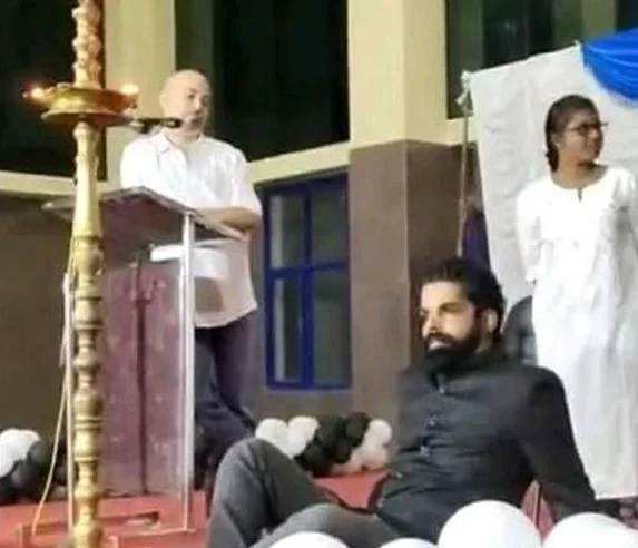 மேடையில் உட்கார்ந்திருக்கும் பினீஷ்