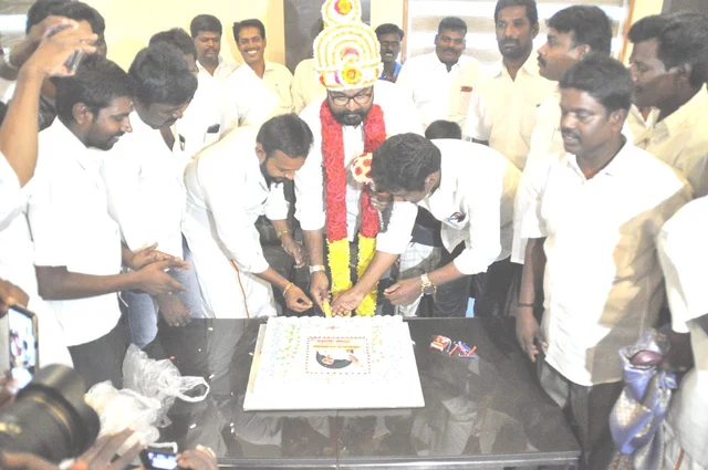 கேக் வெட்டிய சரத்குமார்
