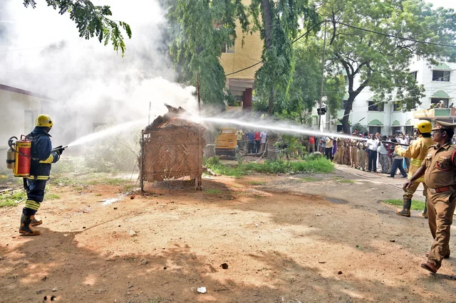 `எங்களால் மட்டும் முடியாது; மக்களும் இணைய வேண்டும்..!' - பேரிடர் மேலாண்மை குறித்து ராதாகிருஷ்ணன்