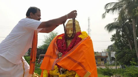 ருத்ராட்ச மாலை அணிவிக்கும் அர்ஜுன் சம்பத்