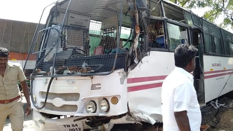 விபத்தை ஏற்படுத்திய போலீஸ் வாகனம்