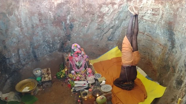 தலைகீழாக தியானத்தில் ‘நிஜ ஆனந்த காசி விசுவநாத அடிகளார்’