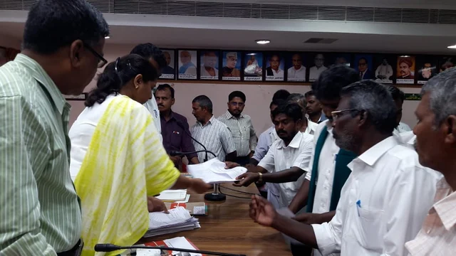 மாவட்ட நிர்வாகத்திடம் முறையிடும் தேவாரம் மக்கள்