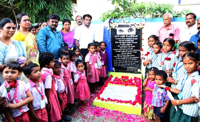 ஆழ்துளைக் கிணறை மூடி அஞ்சலி செலுத்தியபோது