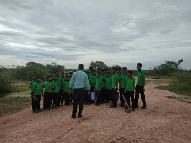 மாணவர்களுடன் மருத.உதயகுமார்