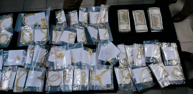 பறிமுதல் செய்யப்பட்ட நகை, பணம்