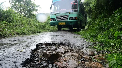 குண்டும் குழியுமான சாலை