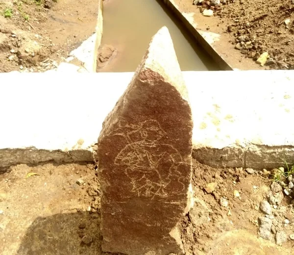 கால்வாயில் கிடந்த வாமனக்கல்