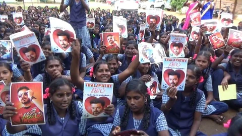 மாணவிகள் கையில் பிகில் பட போஸ்டர்