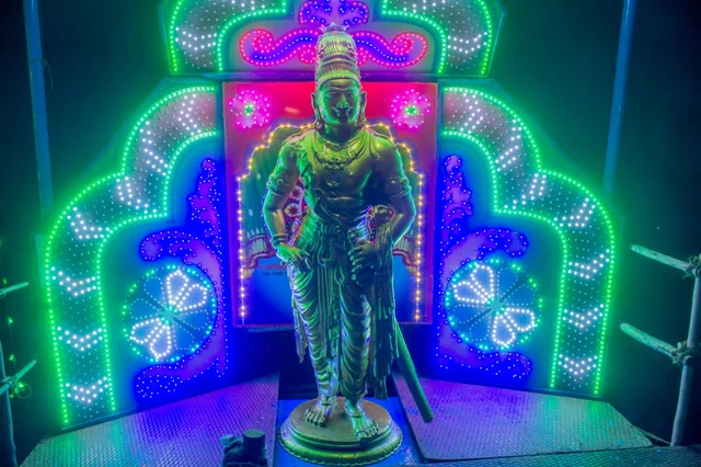 ராஜராஜ சோழன் சிலை
