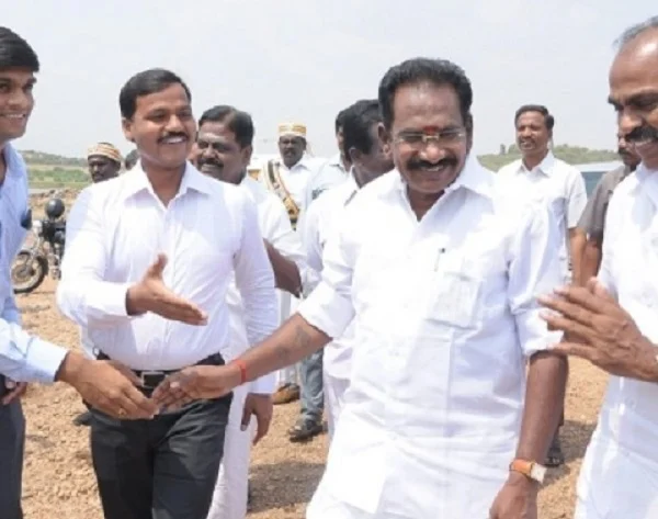 அதிகாரிகளுடன் அமைச்சர் செல்லூர் ராஜூ