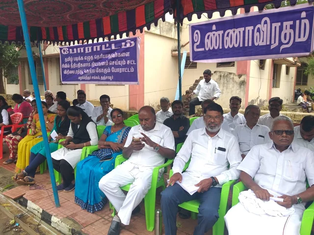 வழக்கறிஞர்கள் உண்ணாவிரத போராட்டம்