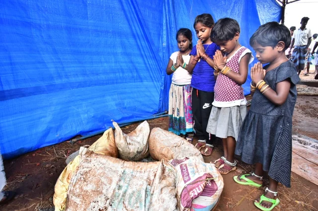 சுஜித் விழுந்த இடத்தில் அஞ்சலி செலுத்தும் சிறுமிகள்