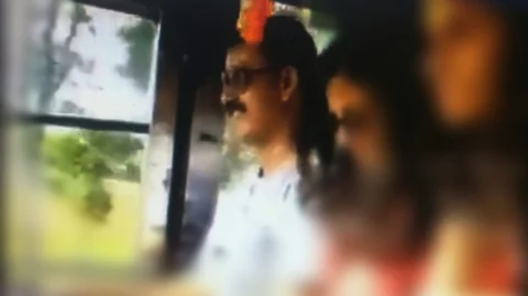 டிரைவர் அருகே அமர்ந்து கியர் மாற்றும் கல்லூரி மாணவிகள்