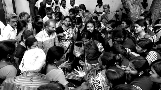 கதறியழும் மாணவிகள்