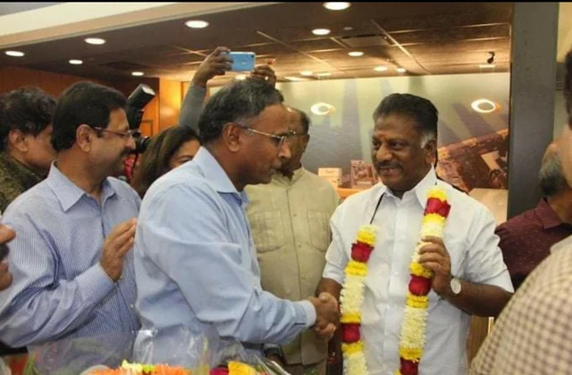 `மைனஸ் டிகிரி குளிர்; வேட்டி, சட்டை!' - சிகாகோவில் ஓ.பி.எஸ்