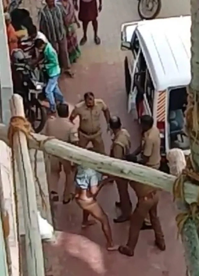 போலீஸார்