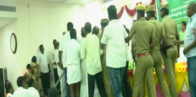 மோதிக்கொண்ட அ.தி.மு.க-தி.மு.க நிர்வாகிகள்