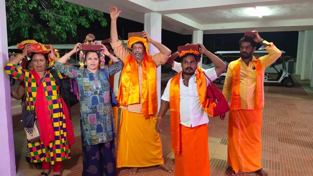 அயோத்தி ராமர் கோயில் கட்ட செங்கல் எடுத்துச் சென்றவர்கள்