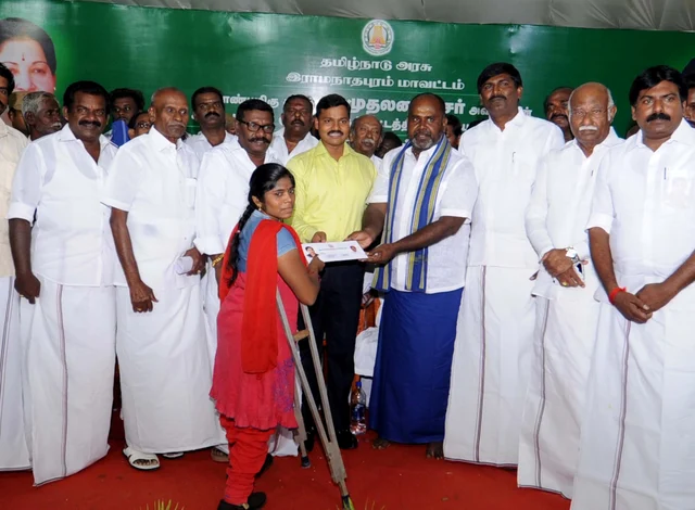 அமைச்சர் உதயகுமாருடன் கருணாஸ்