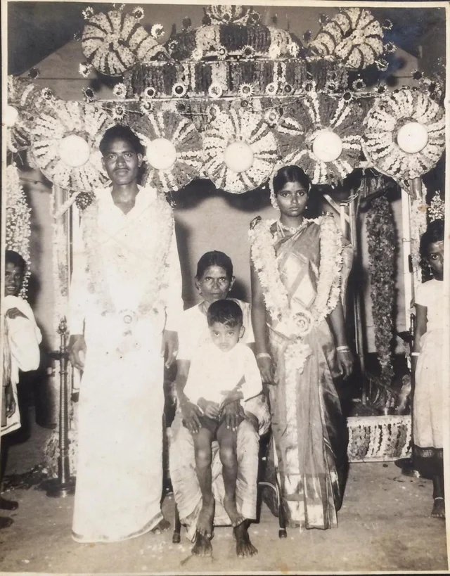 பாட்டியுடன் அம்மா அப்பா