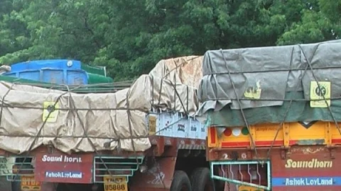 லாரிகள்