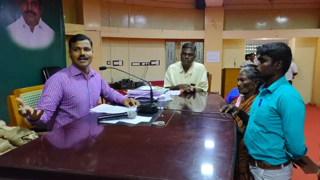 வருவாய்த் துறை அலுவலர் போராட்டம் குறித்து விளக்கும் ஆட்சியர்.