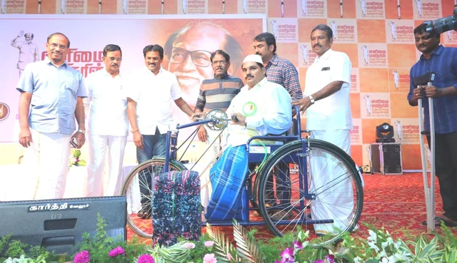 நலத்திட்ட உதவிகள் வழங்கிய பிரபலங்கள்