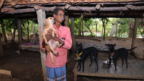 செல்ல நாய் கூலியுடன் தம்பிமணி