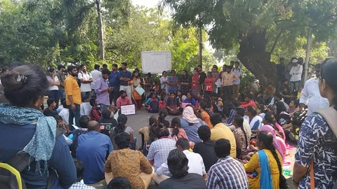 சென்னைப் பல்கலைக்கழக மாணவர்கள் போராட்டம்