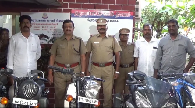 திருடப்பட்ட பைக்குகளுடன் போலீஸார்