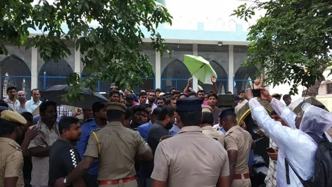அமைச்சருக்கு எதிர்ப்பு