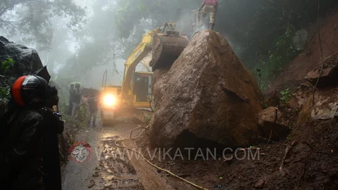 சாலையில் சரிந்து விழுந்துள்ள ராட்சத பாறைகள்