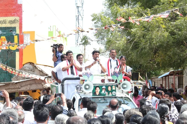 தேனி எம்.பி ரவீந்திரநாத்குமார்