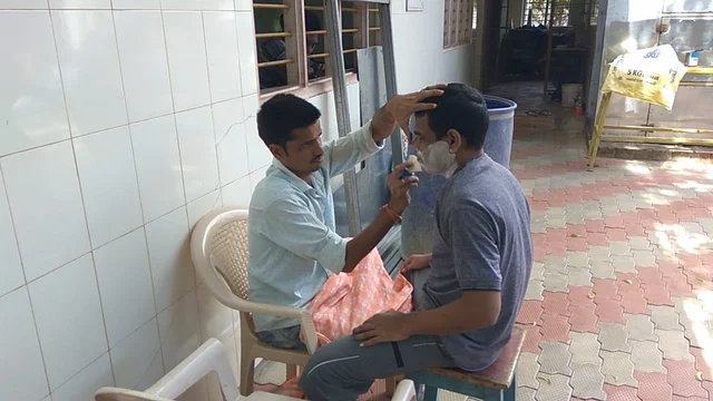 சவரம் செய்யும் பிரேம்சந்த்