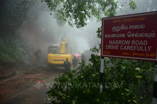 சாலையில் சரிந்து விழுந்துள்ள ராட்சத பாறைகள்