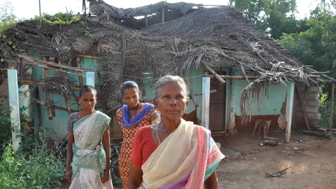 கிருஷ்ணம்மாள் சிதைந்த வீட்டு முன்பு..