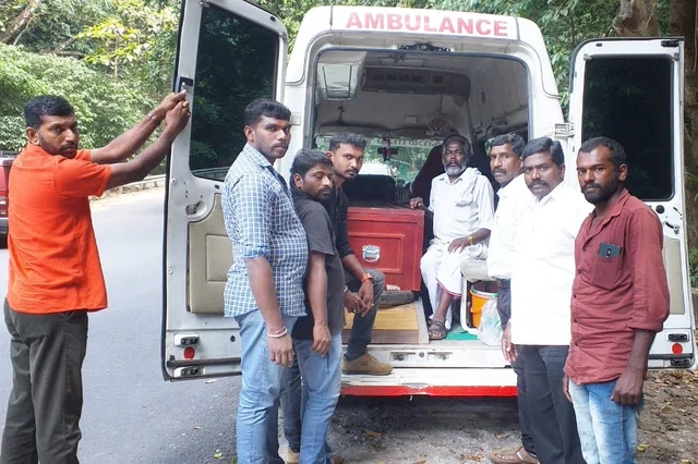 மகன் ராஜ்குமார் உடலுடன் தந்தை பரசுராமன்