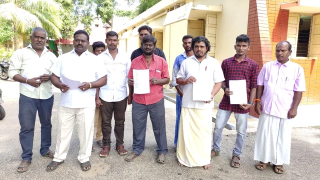 பாதிக்கப்பட்டவர்கள் கோபிச்செட்டிபாளையம் காவல் நிலையத்தில் மனு அளித்தபோது