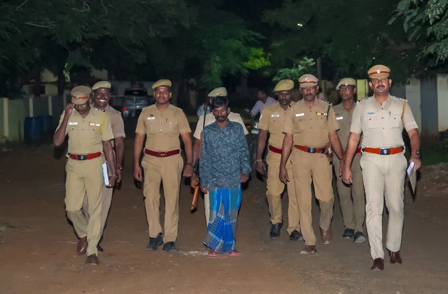 போலீஸ் கஸ்டடியில் திருவாரூர் முருகன்