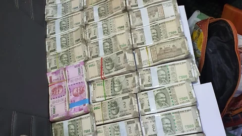 டிரைவர் அன்புரோஸிடமிருந்து ஏடிஎம் பணம்