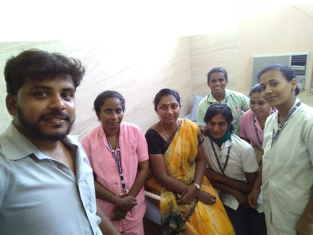 நண்பர்களுடன் திருநங்கை அன்புரூபி