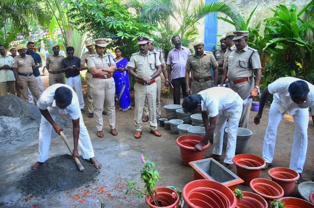 பூந்தொட்டிகள் தயாரிக்கும் பணி