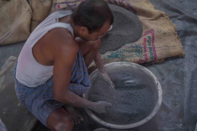வண்ணங்கள் தரும் மணி மருந்தில் கரி மருந்து கலத்தல்.