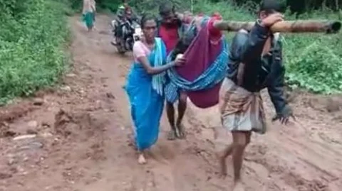 கர்ப்பிணி குமாரியை தொட்டிலில் தூக்கிச் செல்லும் காட்சி