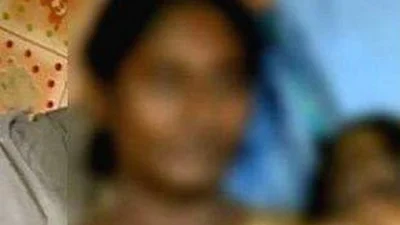 அரசிடத்தில் குழந்தைகளை ஒப்படைத்த தாய்