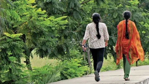 நடந்துசெல்லும் பெண்கள்