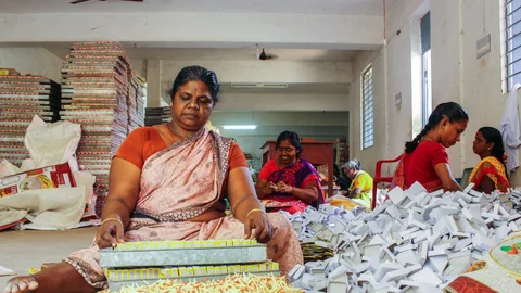தீப்பெட்டி அடுக்கும் பெண் தொழிலாளர்
